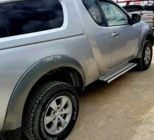 MITSUBISHI L200 (4 LUGARES) completo