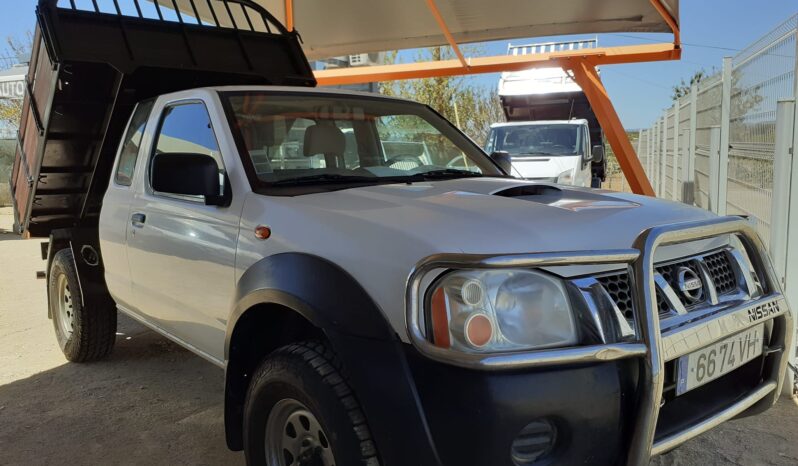 NISSAN NAVARA 4X4 (4 LUGARES BASCULANTE) completo
